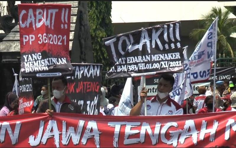 Demo di Kantor Gubernur, Buruh Jateng Desak Ganjar Batalkan UMP 2022 -  Bagian 1