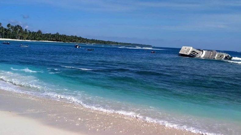 Dihantam Ombak, Kapal Turis di Mentawai Kandas di Dekat Pantai 