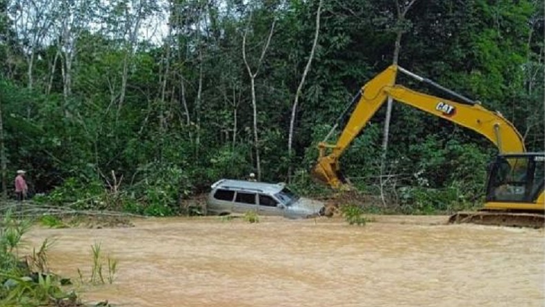 Mobil Terseret Banjir hingga Masuk Sungai, PNS dan Istri Tewas di Barito Selatan