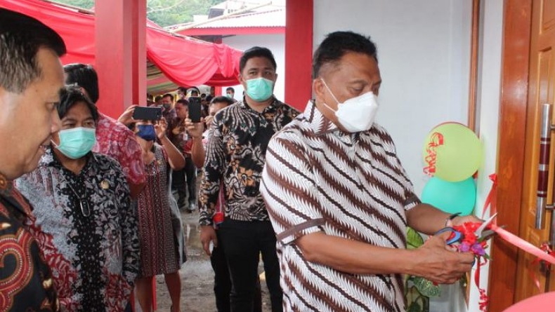 title Gubernur Sulut Resmikan 6 Rumah Korban Bencana di Minahasa Tenggara Gubernur Sulut Resmikan 6 Rumah Korban Bencana di Minahasa Tenggara