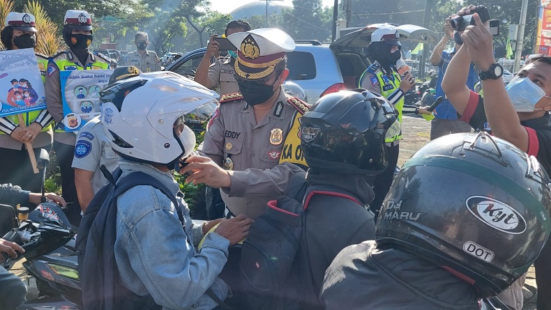 Operasi Zebra Lodaya 2021, Polda Jabar Bagikan Helm Gratis dan Sembako di Bandung
