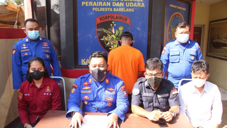 title Kirim TKI Ilegal ke Malaysia, Remaja 17 Tahun di Batam Ditangkap Polisi Kirim TKI Ilegal ke Malaysia, Remaja 17 Tahun di Batam Ditangkap Polisi