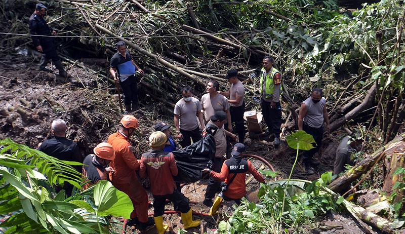 title Cerita Detik-Detik Mengerikan Sekeluarga Tertimpa Longsor saat Rafting di Bali Cerita Detik-Detik Mengerikan Sekeluarga Tertimpa Longsor saat Rafting di Bali