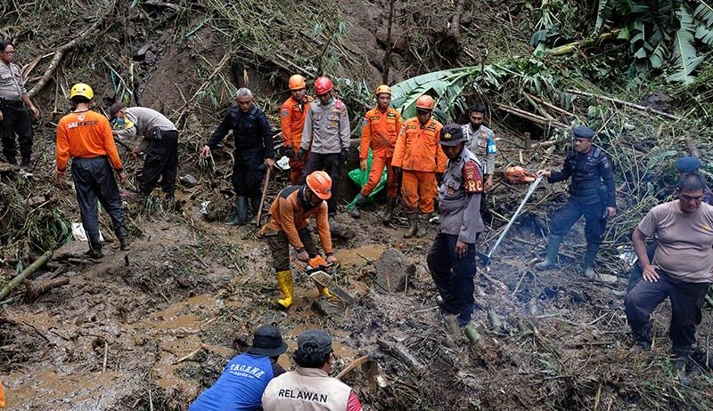 Evakuasi Jenazah Wisatawan yang Tertimbun Longsor di Gianyar - Bagian 2