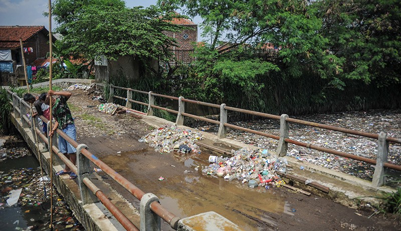 Lautan Sampah Penyebab Banjir dan Bau Tak Sedap di Sungai Bojong Citepus - Bagian 2
