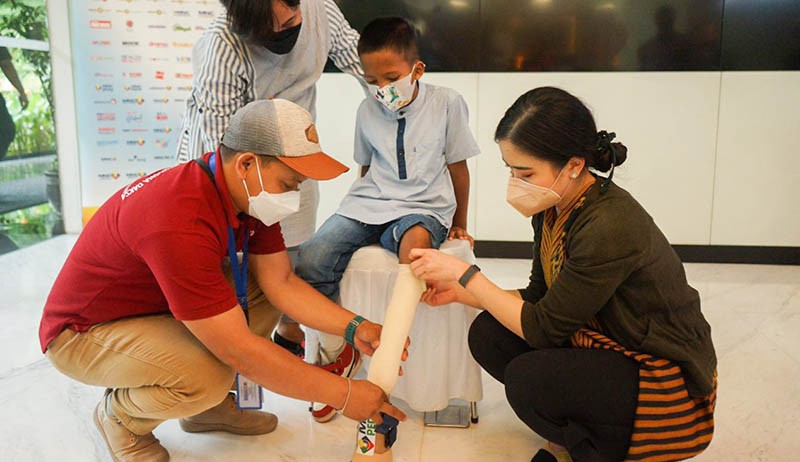 MNC Peduli Berikan Alat Bantu Dengar dan Kaki Palsu untuk Penyandang Disabilitas - Bagian 2
