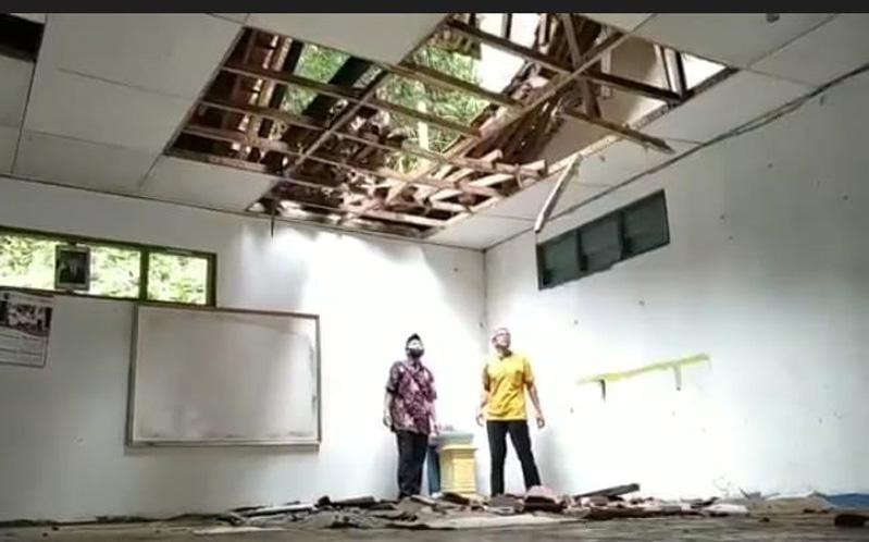 Hujan Lebat Akibatkan Atap Sekolah Madrasah di Purworejo Runtuh, Belasan Siswa Diungsikan