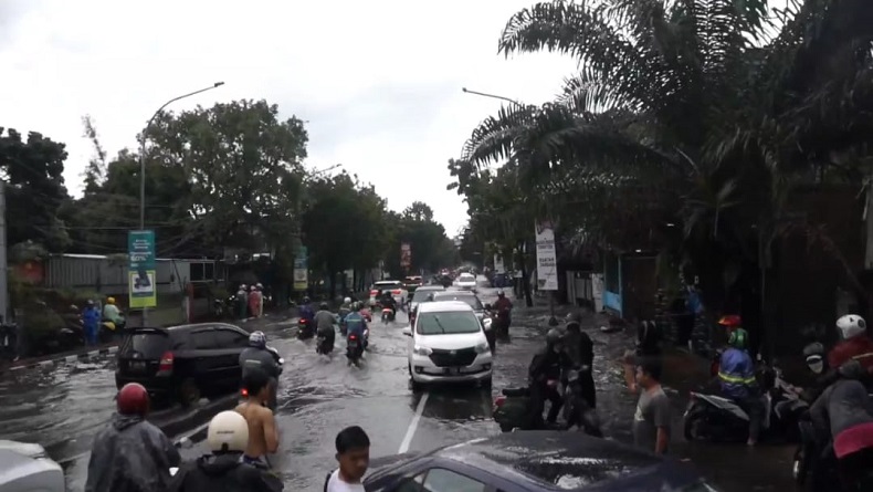 Hujan Deras, Jalan Protokol dan Permukiman Warga di Bandung Terendam Banjir