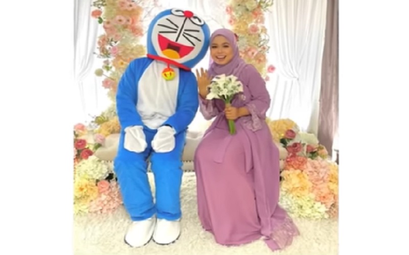Viral Pemuda Pakai Kostum Doraemon saat Pertunangan, lalu Bagi-Bagi Amplop