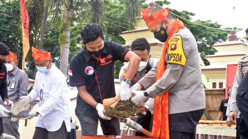 Kapolda Jambi Bakar 80 Kg Ganja yang Ditemukan di Semak-Semak