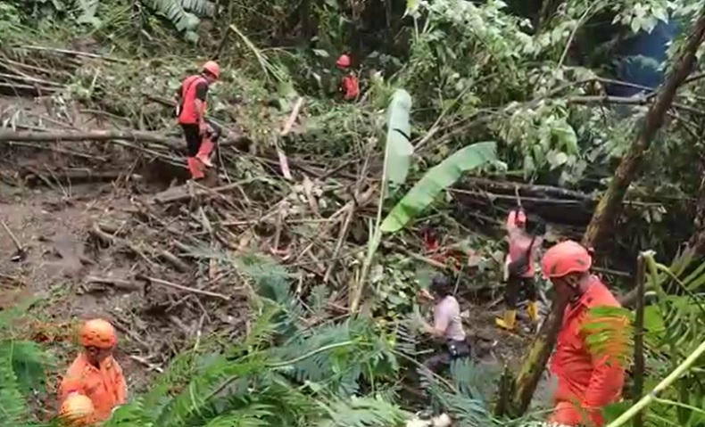 title Perahu Rafting Bawa 10 Turis Asing Terbalik di Gianyar, 1 Hilang 9 Luka-Luka Perahu Rafting Bawa 10 Turis Asing Terbalik di Gianyar, 1 Hilang 9 Luka-Luka