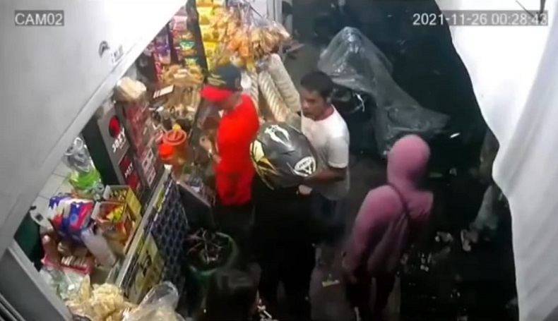 Terekam CCTV, Geng Motor Serang Warga di Citamiang Sukabumi saat Antre Belanja