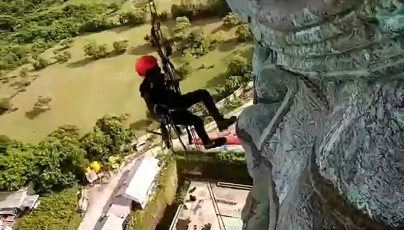 Viral Pria Bergelantungan Bak Spiderman di Patung GWK, Ini Fakta Sebenarnya