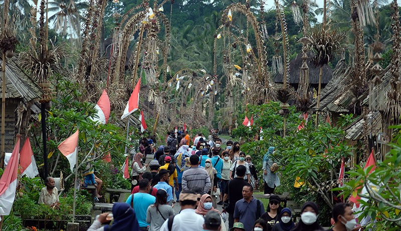 Wisatawan Padati Desa Wisata Penglipuran Bangli Bali - Bagian 1