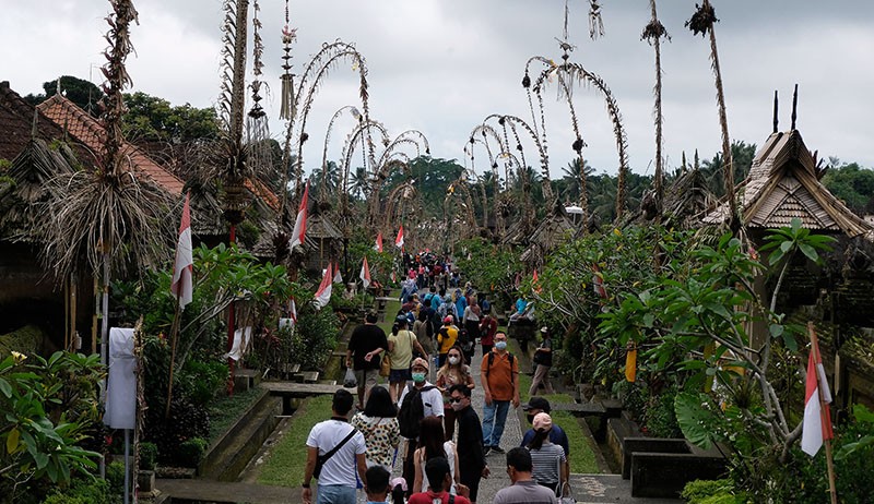 Wisatawan Padati Desa Wisata Penglipuran Bangli Bali - Bagian 2
