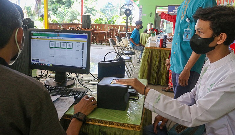 Dukcapil Jemput Bola Rekam E-KTP Pelajar SMA - Bagian 3