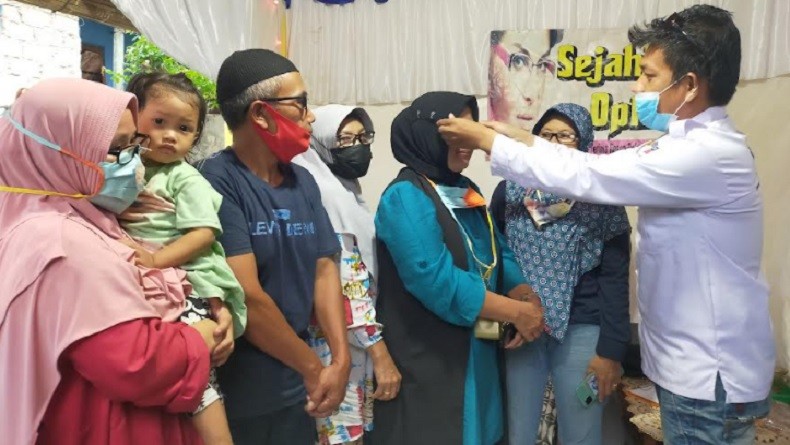 Baja Perindo Bersama DPC Perindo Cigombong Berikan Kacamata Gratis dan Santunan Anak Yatim