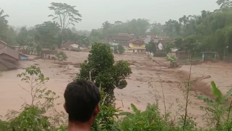 Hujan Deras Picu Sungai Meluap, Sukawening Garut Diterjang Banjir Bandang
