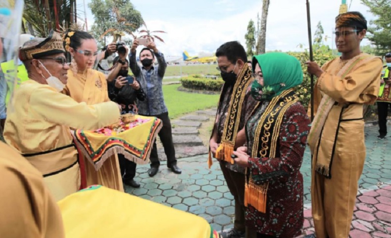 Kunker ke Kaltara, Mendes PDTT Gus Halim Berbalas Pantun dengan Warga Tidung