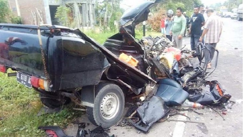 Kecelakaan Mengerikan Mobil Pikap Tabrak Bus di Bireuen, Sopir dan Balita 2 Tahun Tewas