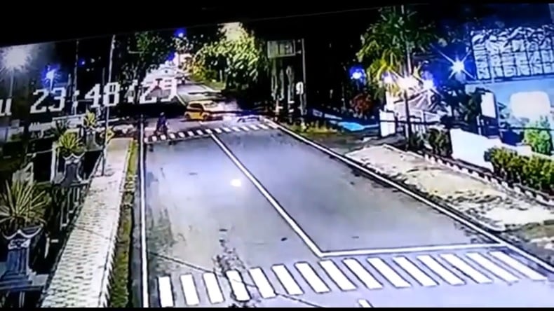 Kecelakaan Terekam CCTV, Mobil Tabrak Pohon Diduga Karena Sopir Mengantuk