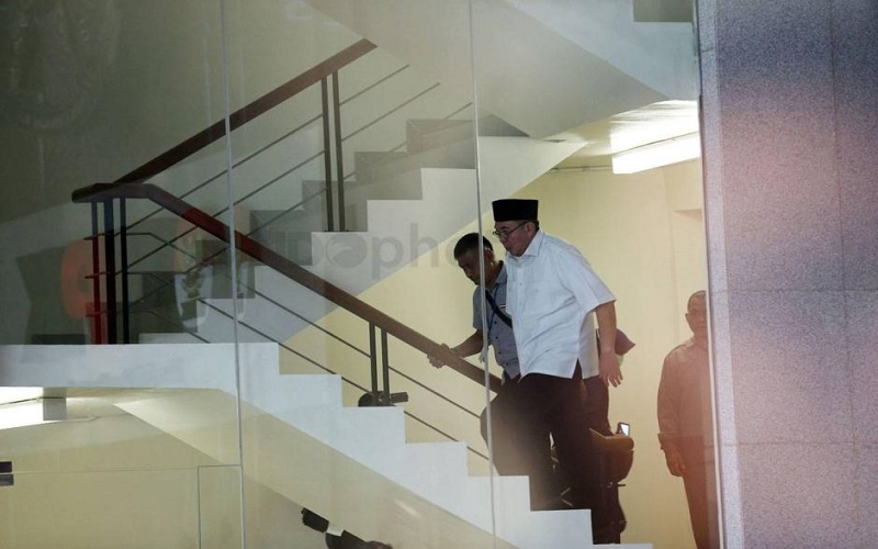 title KPK Setor Rp800 Juta Uang Korupsi dari Ridwan Mukti dan Istri  KPK Setor Rp800 Juta Uang Korupsi dari Ridwan Mukti dan Istri
