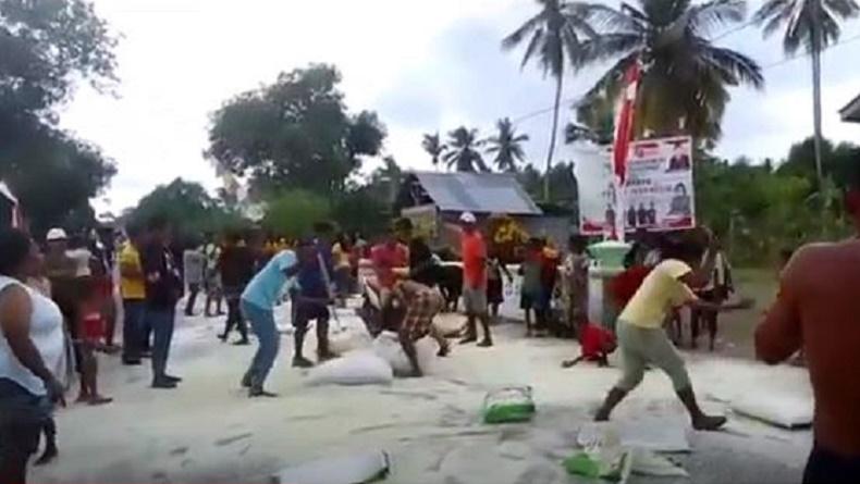 Beredar Video Warga di Maluku Ramai-Ramai Buang Beras di Pinggir Jalan