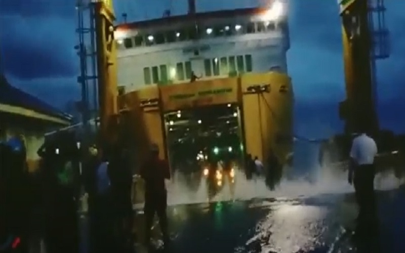 Kapal Feri di Pelabuhan Merak Tak Bisa Bersandar gegara Cuaca Buruk, Penumpang Panik