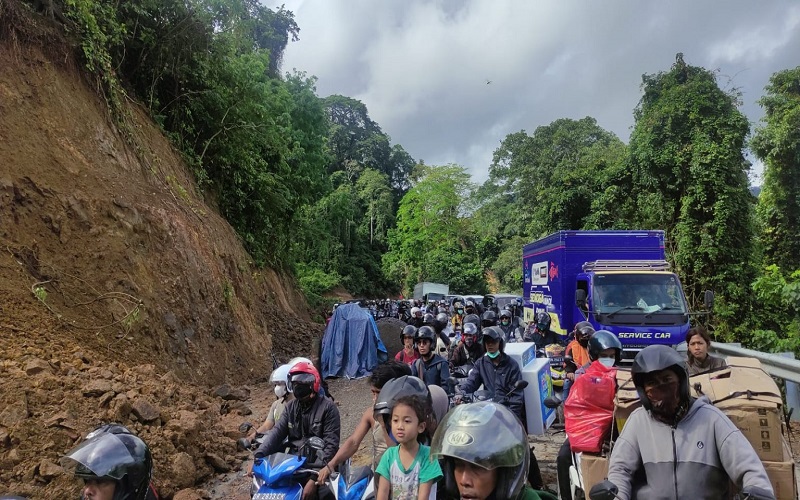 Longsor di Jalur Pusuk Lombok Utara,  Material Batu dan Lumpur Tutupi Jalan