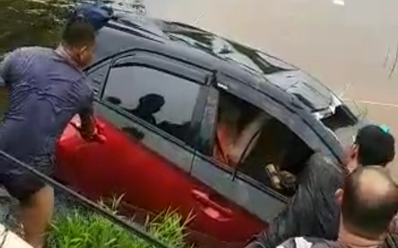 Mobil Terjun ke Sungai Ruas Jalan Trans Kalimantan, 3 Penumpang Tewas Terkunci
