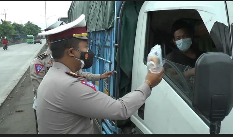 Aksi Polisi di Demak Ini Mengejutkan Pengendara saat Terjebak Kemacetan di Jalur Pantura