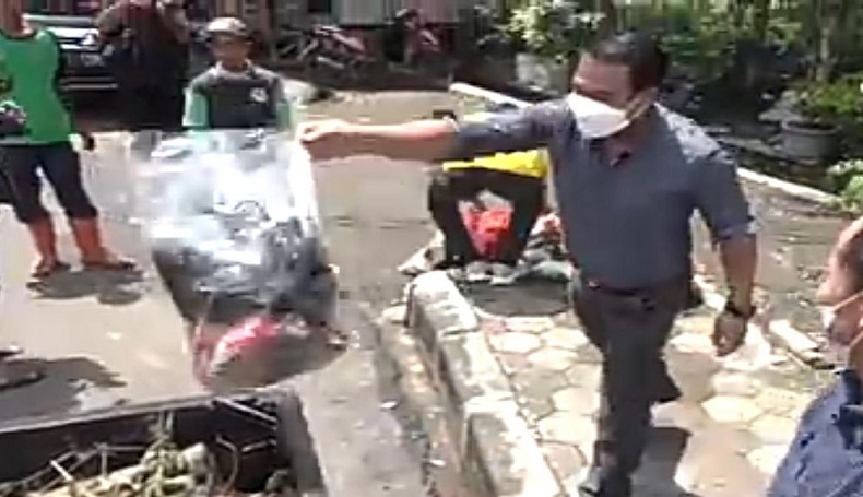 Kepergok Main Catur, 3 Anggota Dewan Diplonco Dedi Mulyadi untuk Pungut Sampah