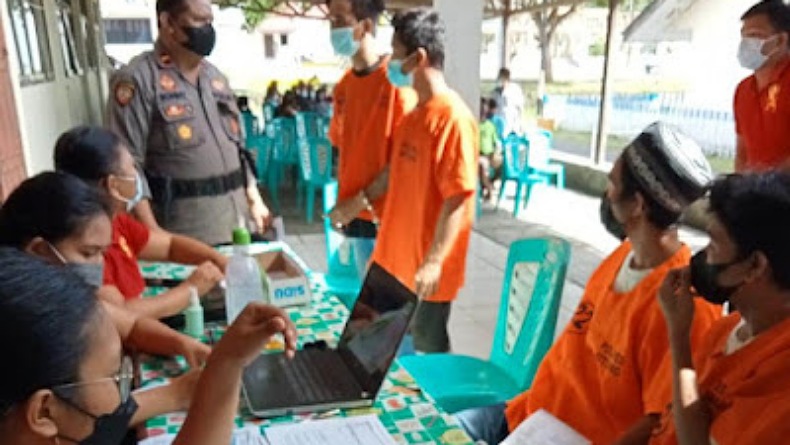 Dijaga Ketat Personel Sat Tahti, 11 Tahanan Polres Bitung Ikut Vaksinasi Serentak Polri