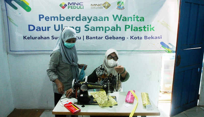 MNC Peduli dan MNC Sekuritas Ajak Ibu-Ibu PKK Olah Sampah Plastik - Bagian 1