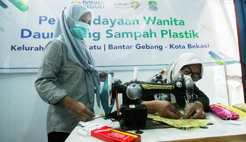 MNC Peduli dan MNC Sekuritas Ajak Ibu-Ibu PKK Olah Sampah Plastik - Bagian 2