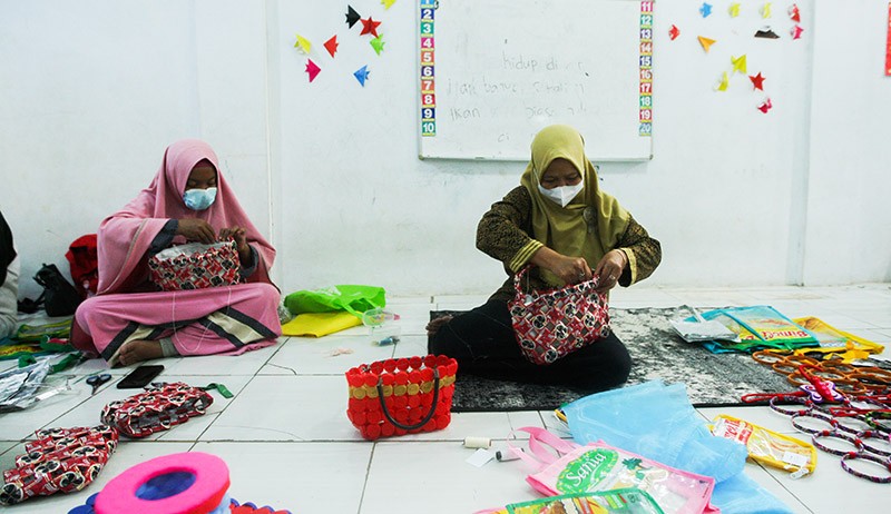 MNC Peduli dan MNC Sekuritas Ajak Ibu-Ibu PKK Olah Sampah Plastik - Bagian 3