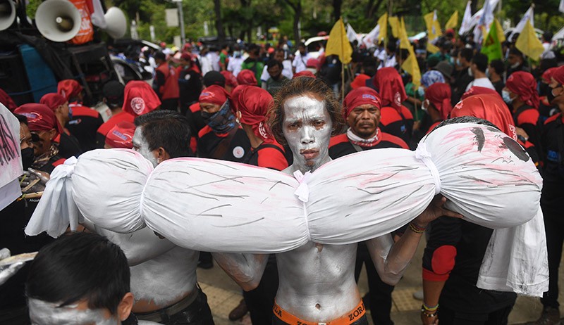 Bawa Bendera Kuning, Massa Buruh Coba Terobos Pagar Balai Kota Jakarta - Bagian 3