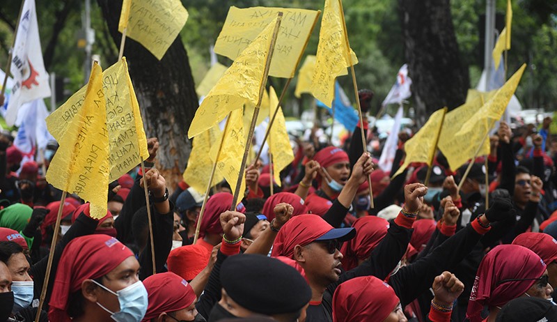 Bawa Bendera Kuning, Massa Buruh Coba Terobos Pagar Balai Kota Jakarta - Bagian 2