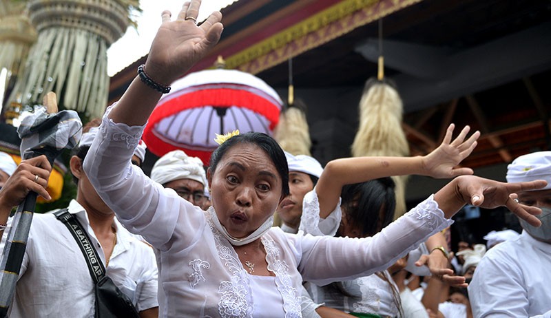Kesurupan, Umat Hindu Bali Menusukkan Keris ke Tubuh - Bagian 2