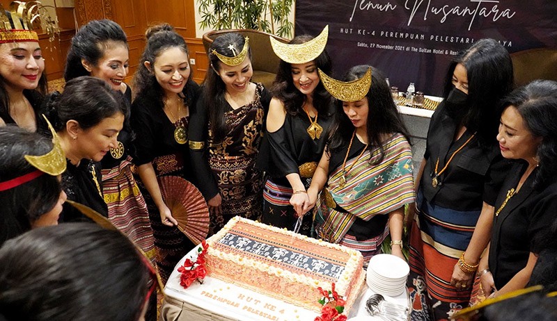 Pesona Tenun Nusantara Digelar Komunitas Perempuan Pelestari Budaya - Bagian 3