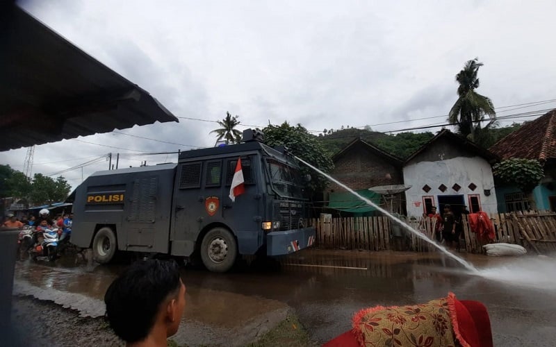 Banjir Di Kota Bima Mulai Surut, Warga Mulai Bersihkan Lumpur - Bagian 2