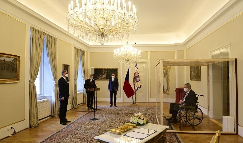 Penampakan Presiden Ceko Lantik Perdana Menteri dari Kotak Kaca karena Covid-19