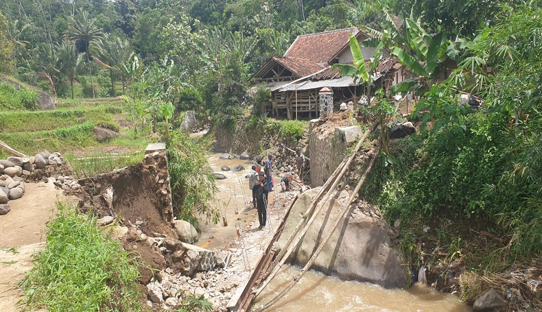 Jembatan Beton Ambruk, Warga 1 Kampung di KBB Terisolasi