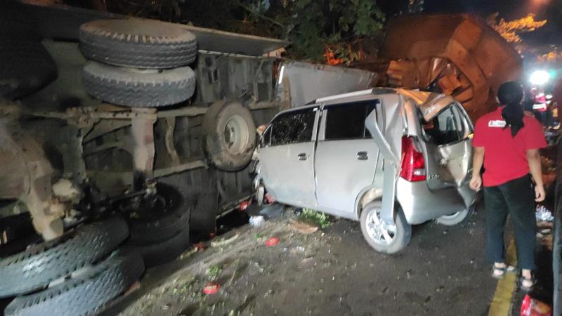  Truk Kontainer Tabrak Sejumlah Mobil di Jalan Lingkar Selatan Salatiga, 1 Tewas