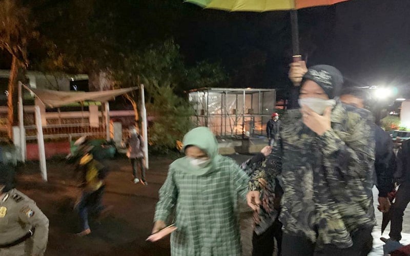Mensos Risma Temui Remaja Korban Pemerkosaan dan Perundungan 