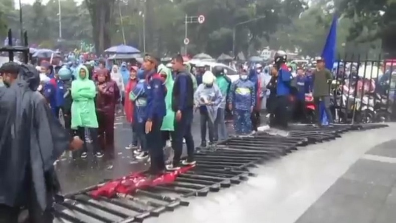 Unjuk Rasa Ribuan Buruh Memanas, Pagar Gedung Sate Bandung Roboh