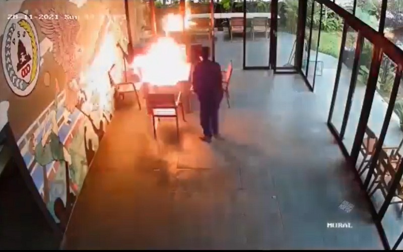 title Terekam CCTV, Pria Berpakaian Hitam Bakar Omah PSS Sleman Terekam CCTV, Pria Berpakaian Hitam Bakar Omah PSS Sleman