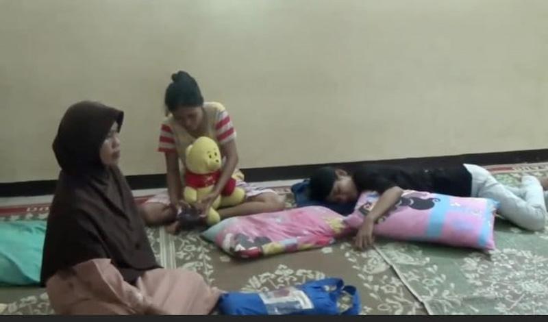 Bencana Tanah Bergerak di Cilacap Meluas, Puluhan Warga Mengungsi di Bangunan SD