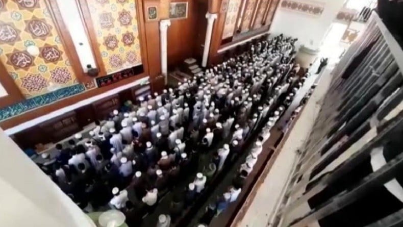 Ratusan Jemaah Sholatkan Jenazah Ameer Azzikra di Sentul Bogor