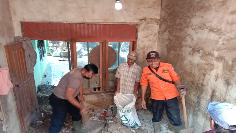 Tebing Longsor Terjang 1 Rumah di Cisolok Sukabumi, Material Masuk ke Ruang Tamu